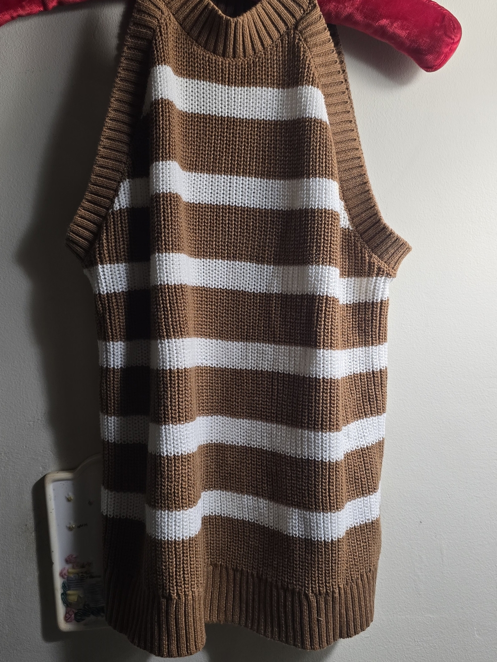 Old Navy Tan and White Knit Sleeveless Vest